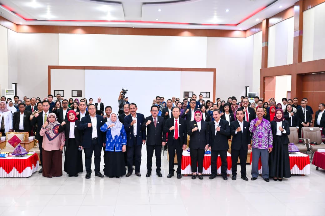 Wakil Gubernur Sulawesi Tengah dr. Reny A. Lamadjido menghadiri pelantikan pengurus dan membuka Seminar Kesehatan MKHI Sulawesi Tengah 2026 di Palu.