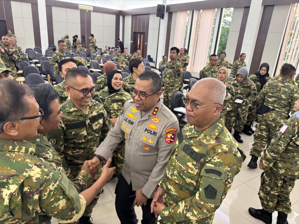 Kadiv Humas Polri Irjen Pol Johnny Edison Isir berdiskusi dengan pimpinan media dalam Retret Orientasi Kebangsaan PWI di Bogor.