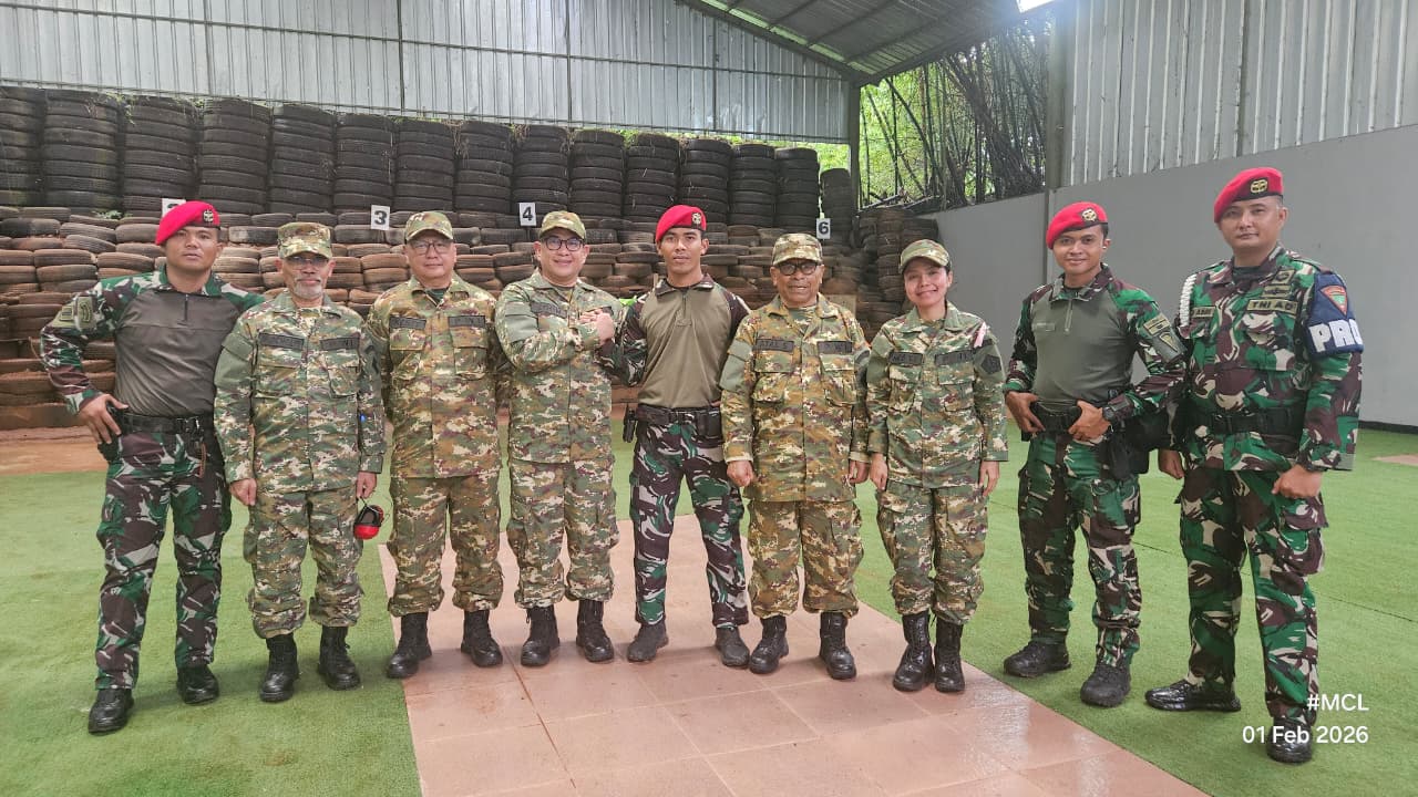 Pengurus PWI se-Indonesia berfoto bersama usai penyematan Brevet Bela Negara di Lapangan Tembak Bayu Aji, Grup 1 Kopassus, Serang, Banten, Minggu (1/2/2026).