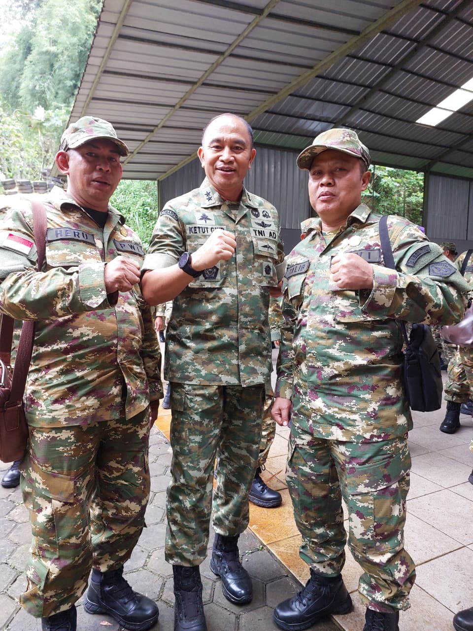 Mayor Jenderal TNI Ketut Gede Wetan Pastia foto bersama utusan PWI Sulteng