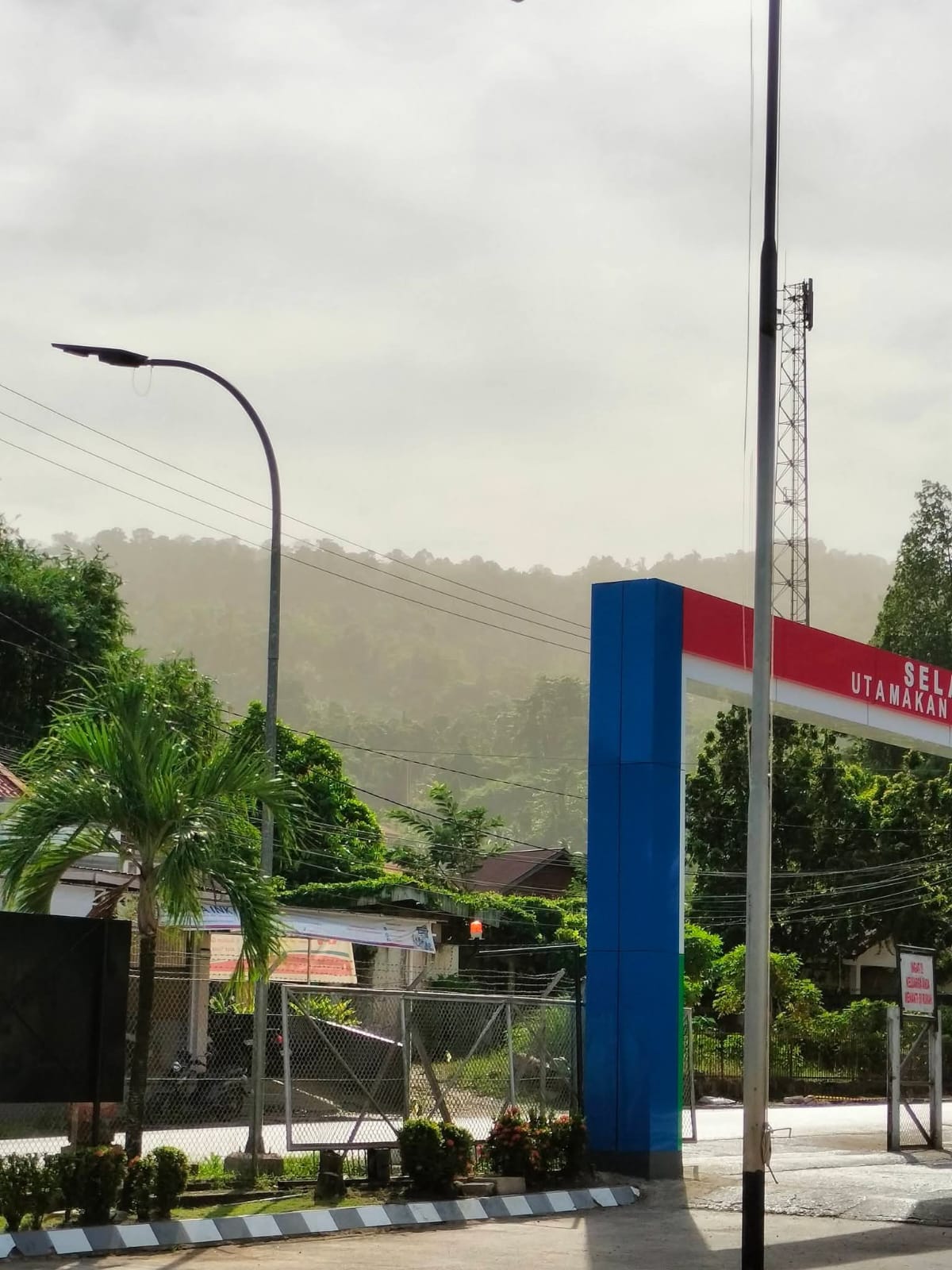 POLUSI: Debu berterbangan dan menutupi kawasan permukiman pendudukak di lokasi pertambangan, di Morowali Utara.(FOTO: ILHAM NUSI/RADAR PALU).