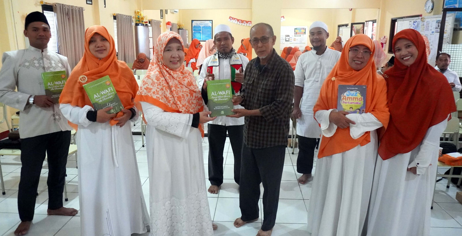HADIAH: Bunda Wiwik, menyerakan hadiah berupa buku kepada peserta yang menjawab pertanyaan yang disampaikan saat pemaparan materi.(FOTO: HUMAS FRAKSI PKS DPRD SULTENG/RADAR PALU).