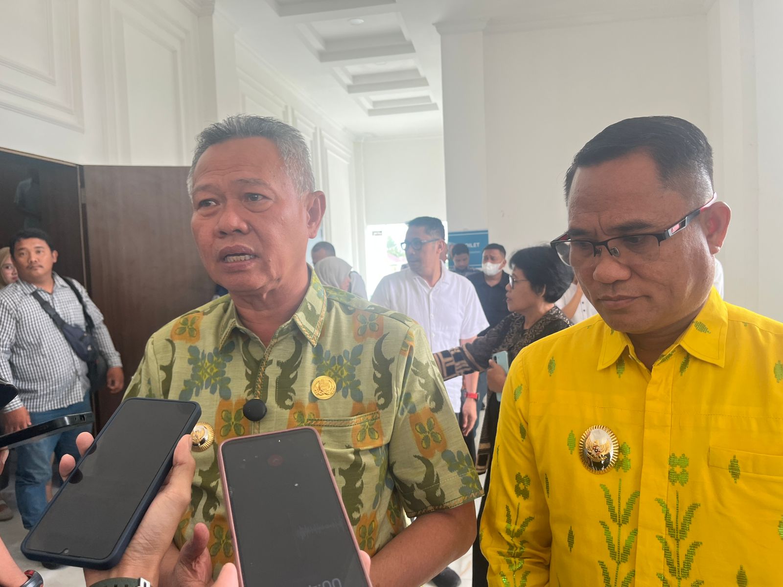 KETERANGAN: Bupati Sigi, Moh. Rizal Intjenae, bersama Wabup Samuel Yansen Pongi memberi keterangan pers.(FOTO: ANGEl SUMBARA/RADAR PALU).