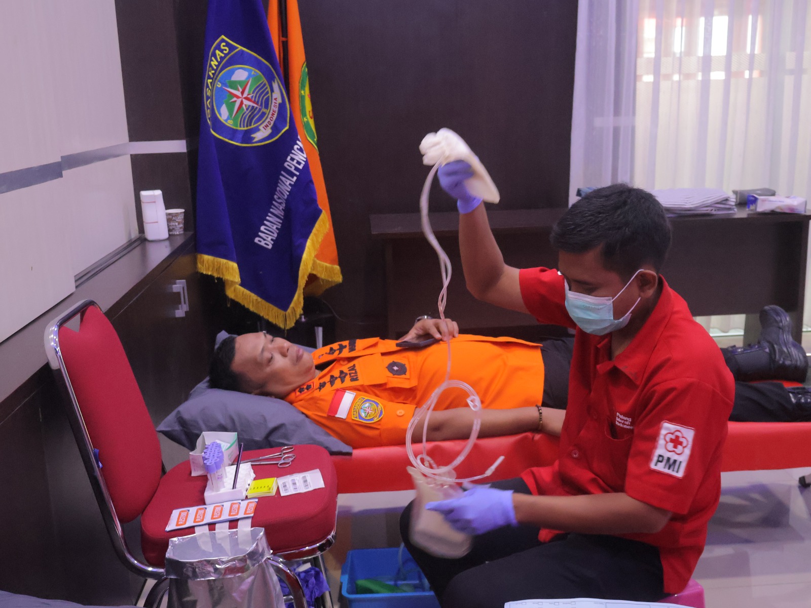 Basarnas Palu menggelar aksi donor darah dalam rangka menyambut HUT ke-54 Basarnas. Kegiatan ini diikuti lintas instansi sebagai wujud kepedulian dan semangat kemanusiaan.