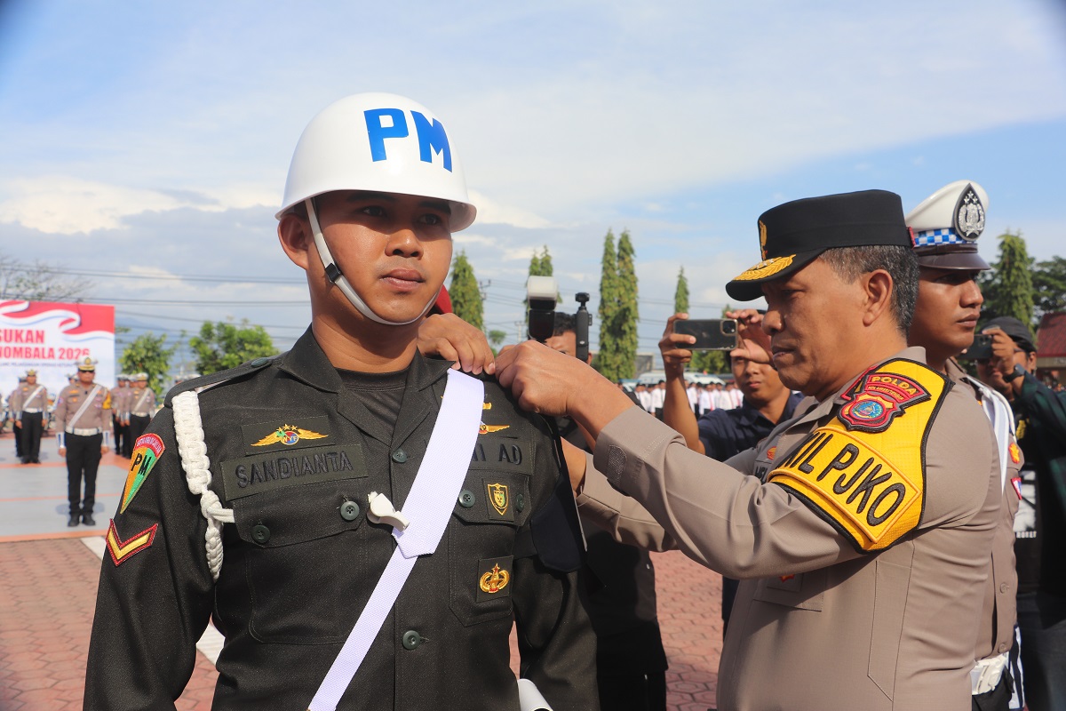 Wakapolda Sulteng Brigjen Pol Helmi Kwarta saat menyematkan pita tanda dimulainya operasi kepada keterwakilan personel.