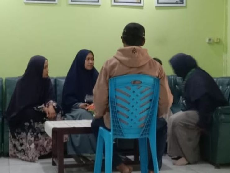 Kegiatan diskusi dan pendampingan di SMA Otak Kanan Palu yang melibatkan sekolah dan orang tua dalam mendampingi siswa.