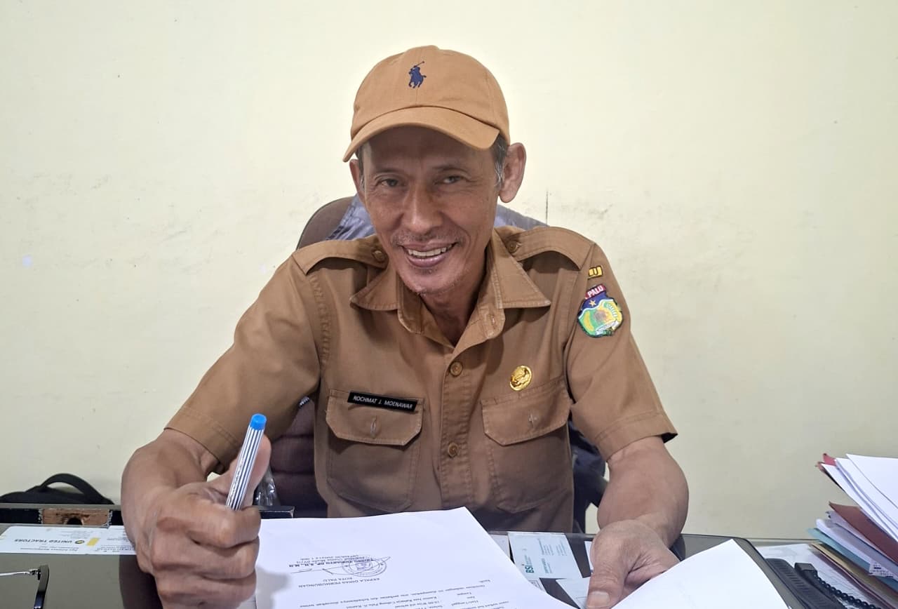 Kepala Dinas Kesehatan Kota Palu Rochmat Jasin Moenawar mengimbau warga tetap tenang dan menjalankan Perilaku Hidup Bersih dan Sehat di tengah isu virus.