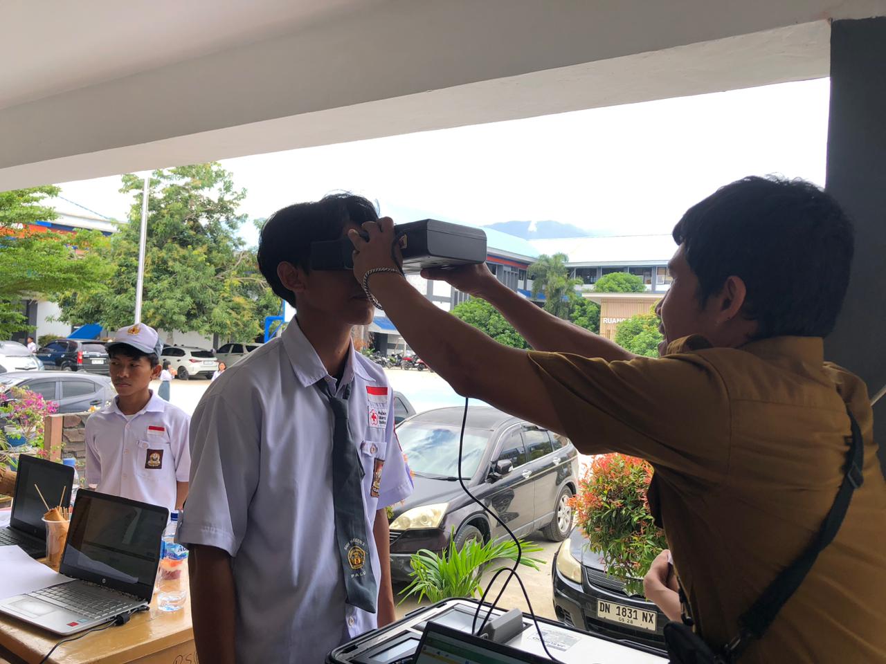 Petugas Dukcapil Kota Palu melakukan perekaman KTP-el bagi pelajar SMK Negeri 2 Palu melalui program Kaledo Gratis.