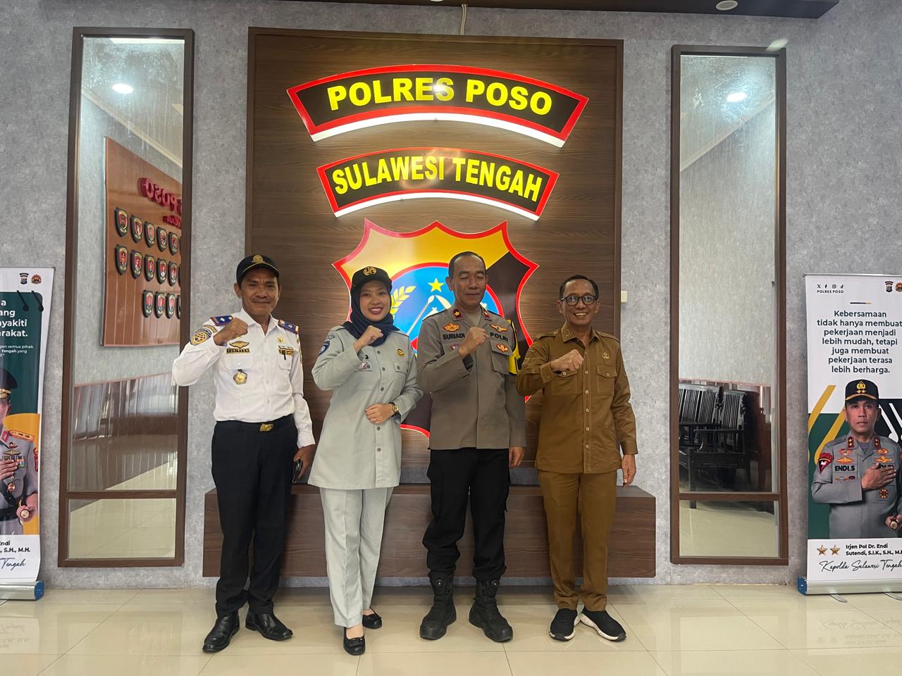 Wakapolres Poso KOMPOL Suriadi, SH., MM memimpin Apel Gelar Pasukan Operasi Keselamatan Tinombala 2026 di Mako Polres Poso.