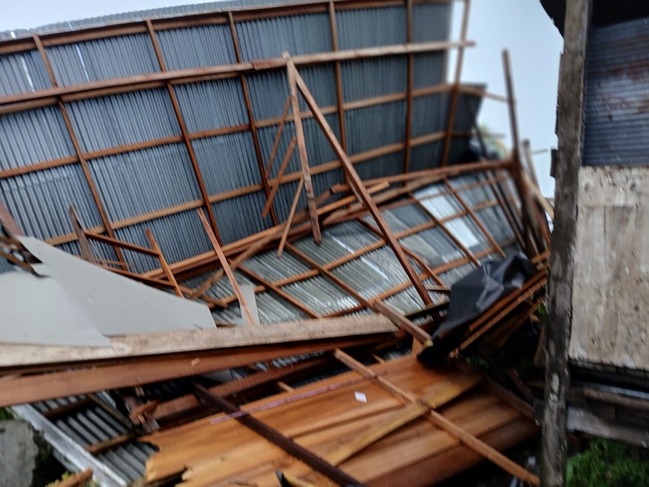 RUSAK: Tampak salah satu rumah warga rusak akibat angin kencang di Banggai.(FOTO: NENDRA PRASETYA/RADAR PALU).