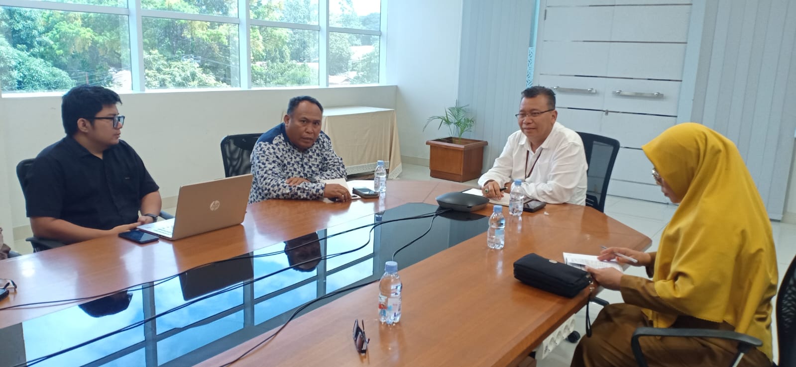 AUDIENSI: Pinca BRI Palu, Budi Prastiyanto, saat menerima ketua dan anggota PW-IKIB Sulteng di ruang rapat BRI Palu, Senin (2/2/2026).(FOTO: MUCHSIN SIRADJUDIN/RADAR PALU).