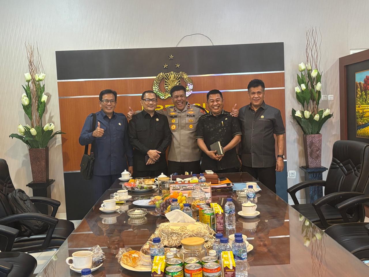 BERSAMA: Tim Pasnsus DPRD Sulteng foto bersama dengan Wakapolda Sulteng Brigjen Helmi Kusuma.(FOTO: HUMAS DPRD SULTENG/RADAR PALU).  &nbsp;