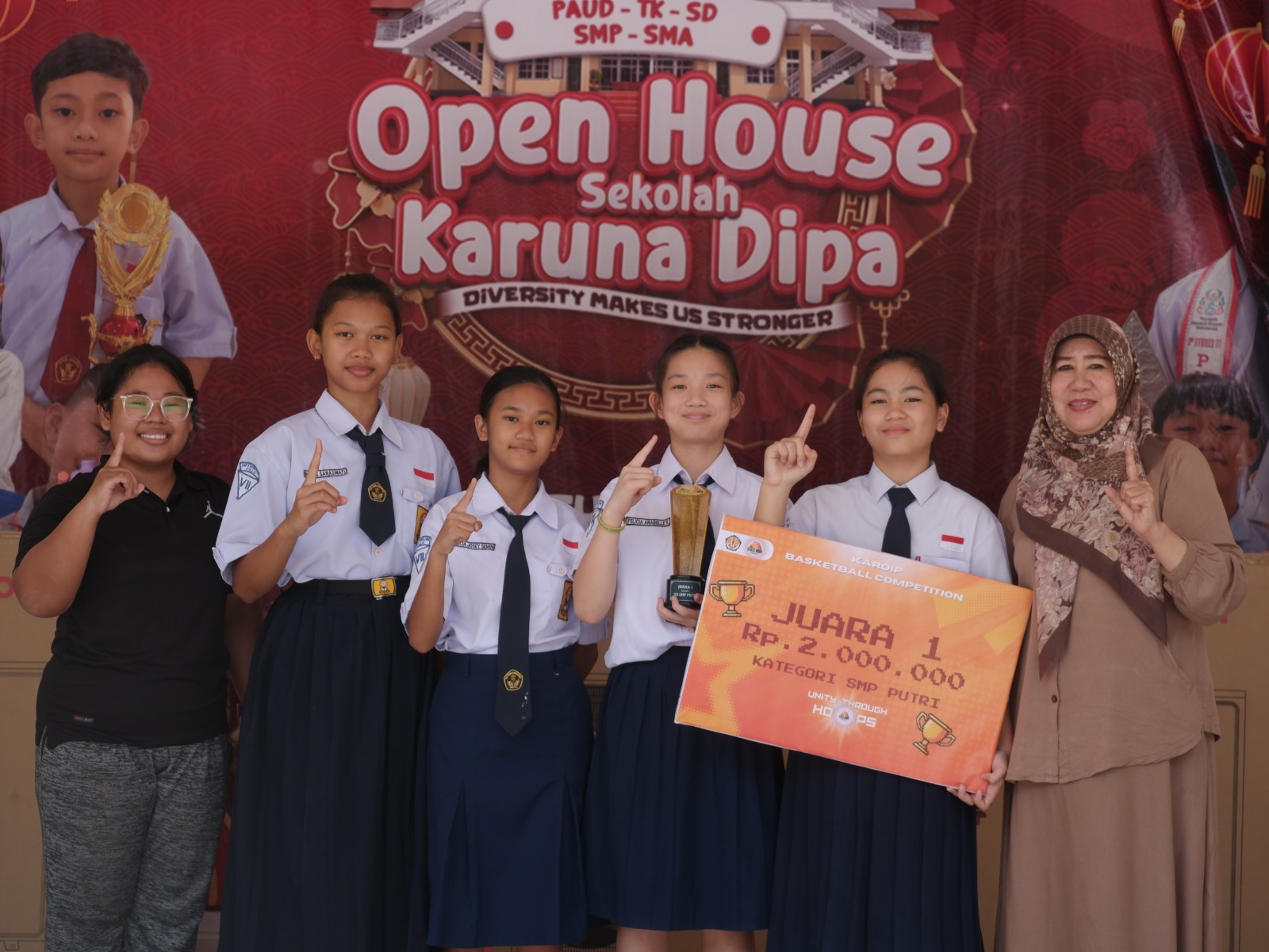 Kepala SMP Karunadipa Palu Adilah Nosi bersama sejumlah siswa berprestasi  di lingkungan sekolah.