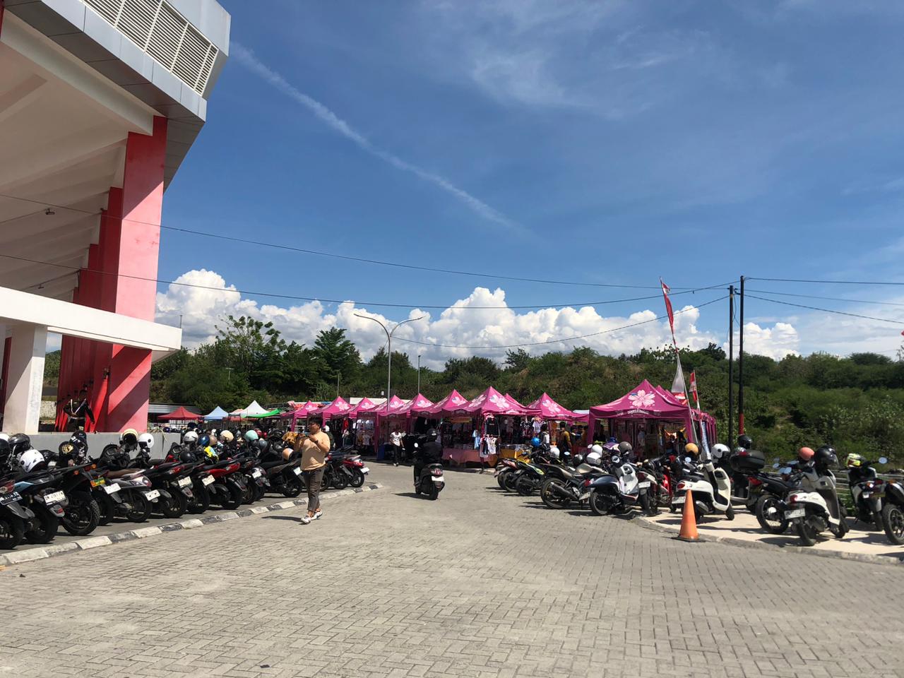 Aktivitas kendaraan di kawasan Gelora Bumi Kaktus (GBK) Palu yang pengelolaan parkirnya berada di luar kewenangan Dishub Kota Palu.
