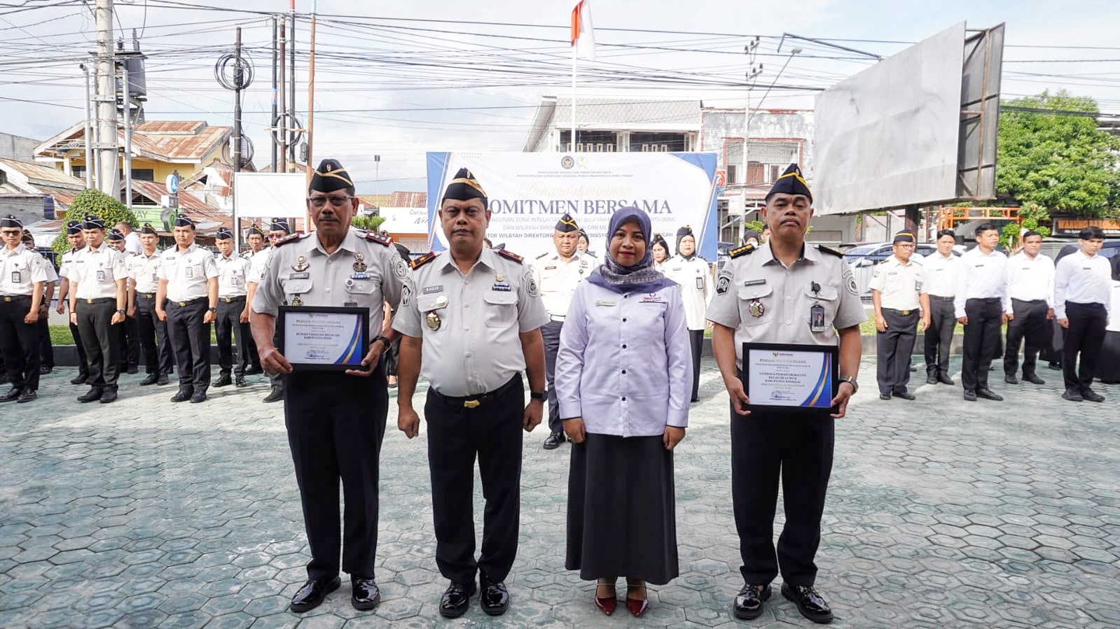 Penyerahan penghargaan kepada Lapas Kelas IIB Luwuk dan Rutan Kelas IIB Poso atas upaya peningkatan kualitas pelayanan publik dan pencegahan maladministrasi.