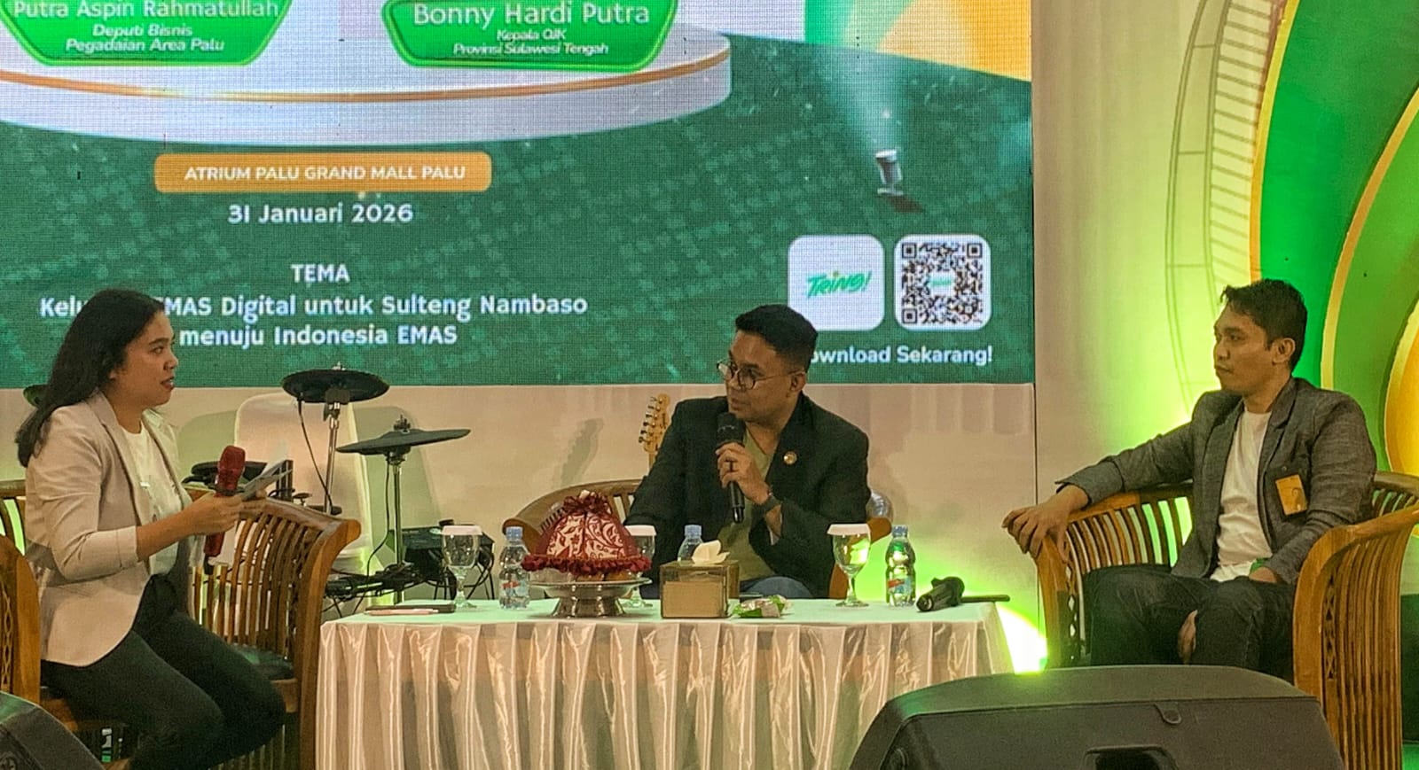 PENTINGNYA LITERASI KEUANGAN : Kepala Kantor OJK Sulawesi Tengah, Bonny Hardi Putra (tengah) saat hadir di Festival Tring yang diinisiasi oleh PT Pegadaian Palu, Sabtu (31/1/2026).