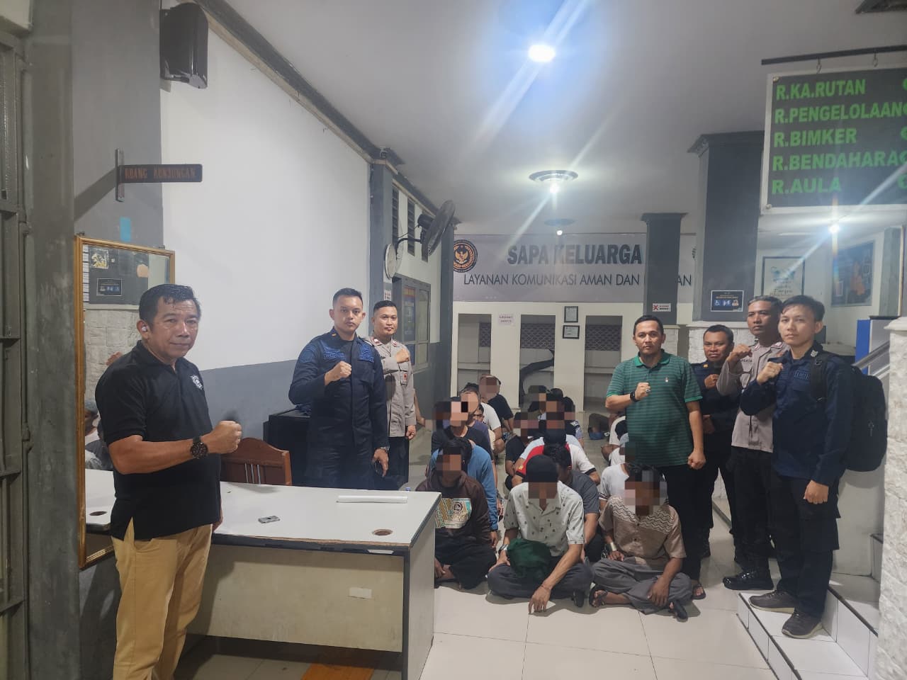 Pemindahan 30 narapidana dari Rumah Tahanan Negara (Rutan) Kelas IIA Palu ke Lembaga Pemasyarakatan Kelas IIB Ampana dan Lapas Kelas IIB Toli-Toli, Senin (2/2/2026).