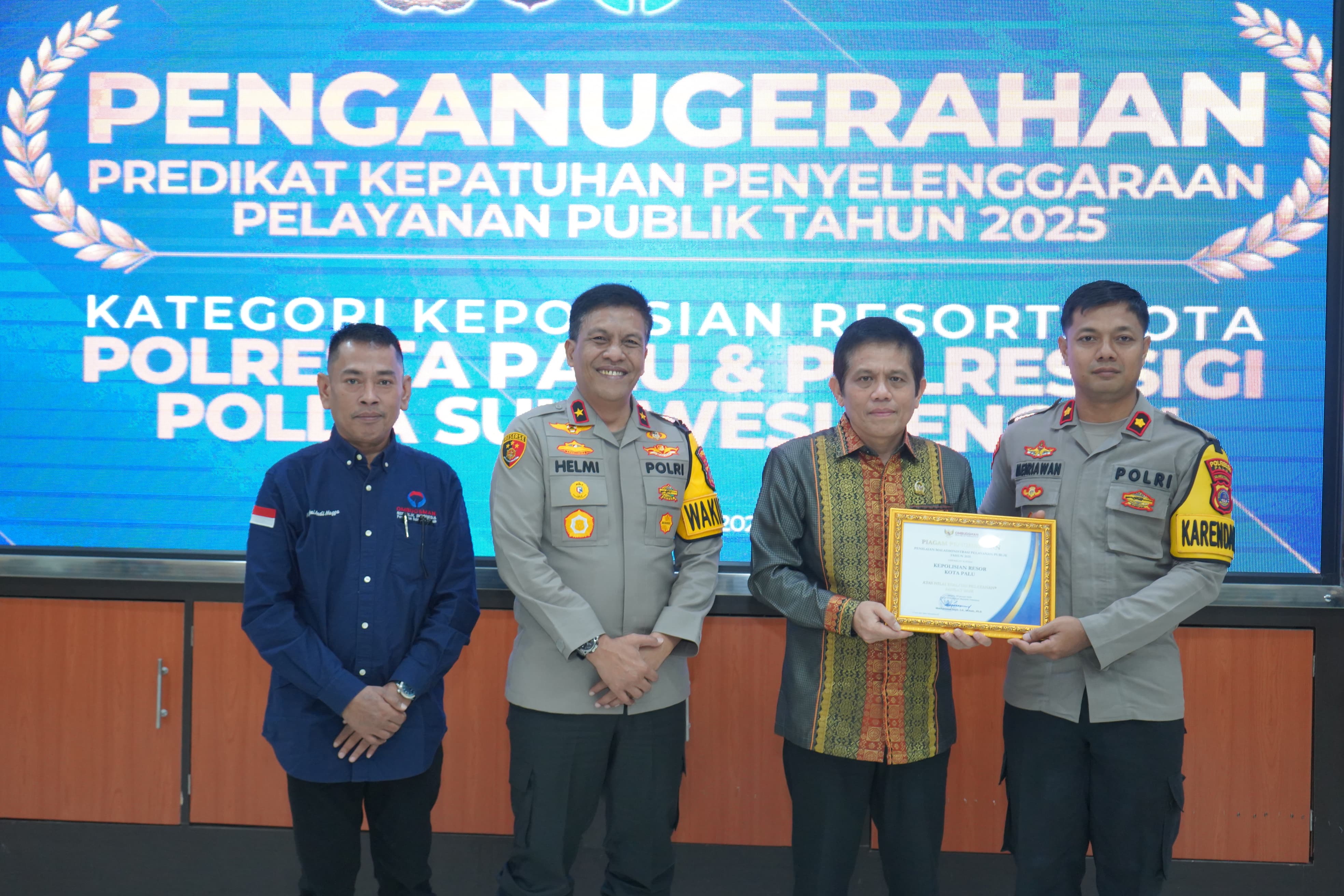 Kabagops Polresta Palu Kompol I Dewa Gede Meiriawan menerima Penghargaan Predikat Kepatuhan Penyelenggaraan Pelayanan Publik Tahun 2025 dari Ombudsman RI.