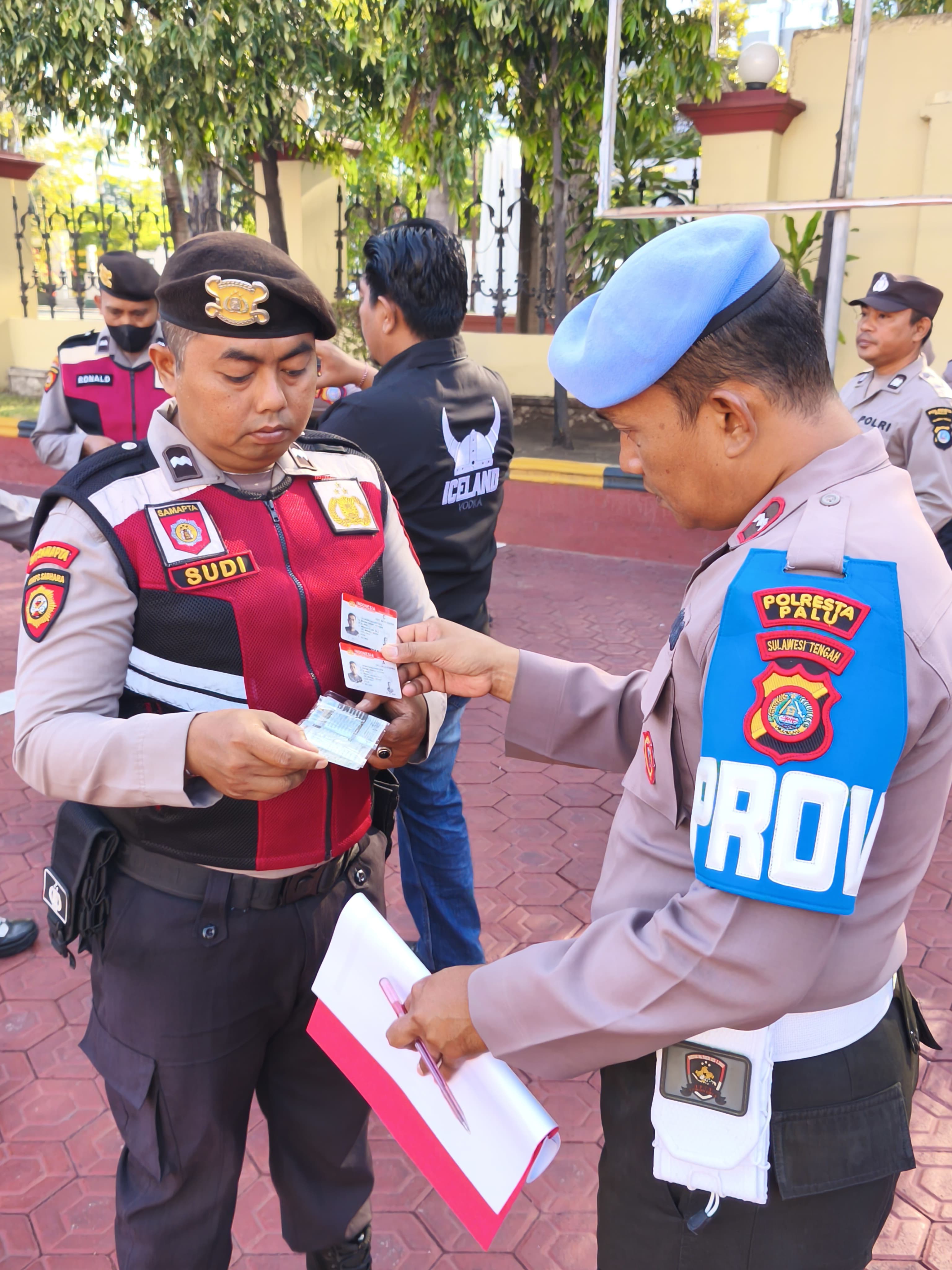 Propam Polresta Palu saat melakukan pengecekan SIM kepada personel yang bertugas dalam operasi Keselamatan Tinombala 2026.