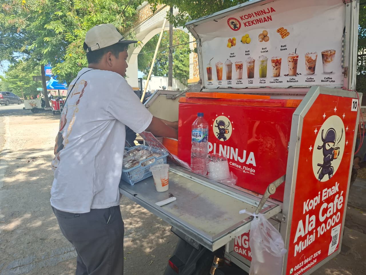Seorang wirausaha muda menjalankan usaha kopi keliling di Kota Palu, salah satu pilihan mahasiswa untuk bertahan dan mandiri secara ekonomi.