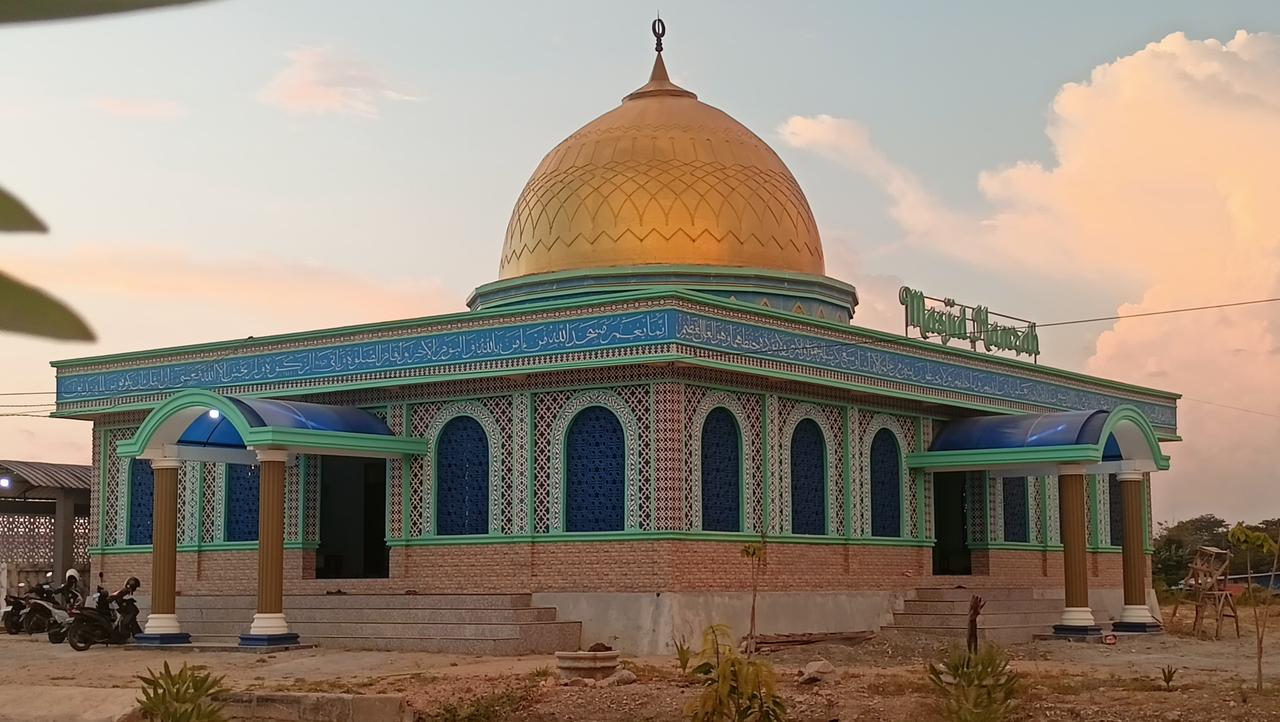 Masjid Hamzah di kawasan perbukitan Jalan Soekarno-Hatta, Palu, menjadi tempat singgah salat bagi para pekerja dan pengguna jalan.