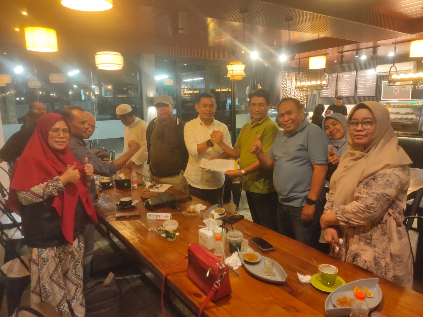 DISERAHKAN: Sekjen PB-IKIB, Prof Jamaludin Sakung menyerahkan secara resmi SK Dewan Pertimbangan PW-IKIB, Henri Muhidin Said, Selasa (3/2/2026). (FOTO: ISTIMEWA/RADAR PALU).