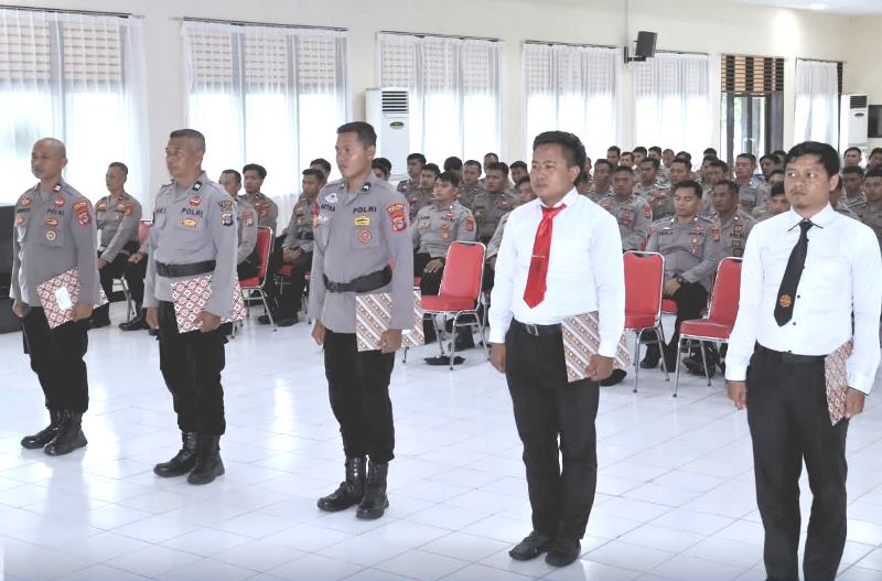 TERBAIK: Berbangga hati Kapolres Touna, dua anggota menjadi terbaik di pelatihan.(FOTO: HERIYANTO LIMAHU/RADAR PALU).