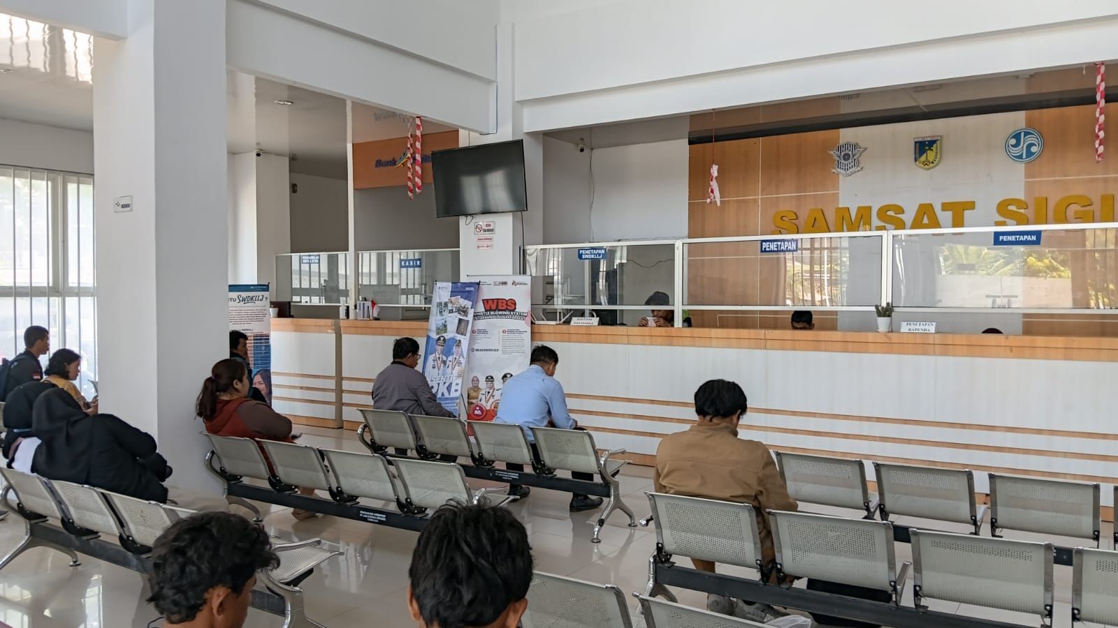 INSENTIF: Suasana ruang insentif di UPT XI Samsat Kabupaten Sigi.(FOTO: ANGEL SUMBARA/RADAR PALU).
