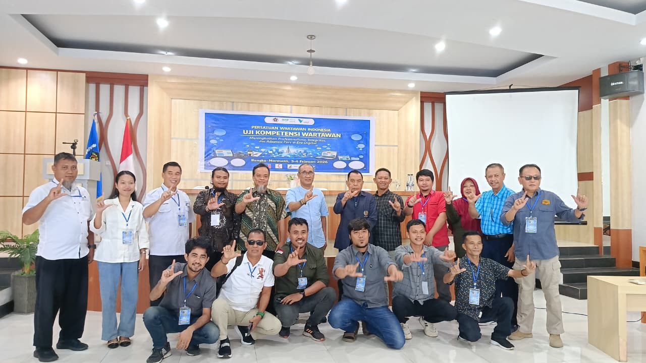 KOMPETENSI: Tampak peserta UKW yang digelar PWI Sulteng, berkesempatan foto bersama dengan penguji di Morowali.(FOTO: SUPRIYONO/RADAR PALU).