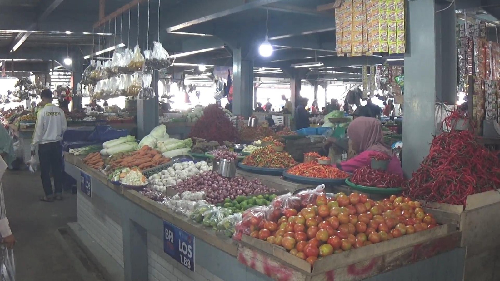 STABIL: Salah satu tempat pedagang berjualan di Pasar Simpong, Kabupaten Banggai, Rabu (4/2/2026).(FOTO: NENDRA PRASETYA/RADAR PALU)