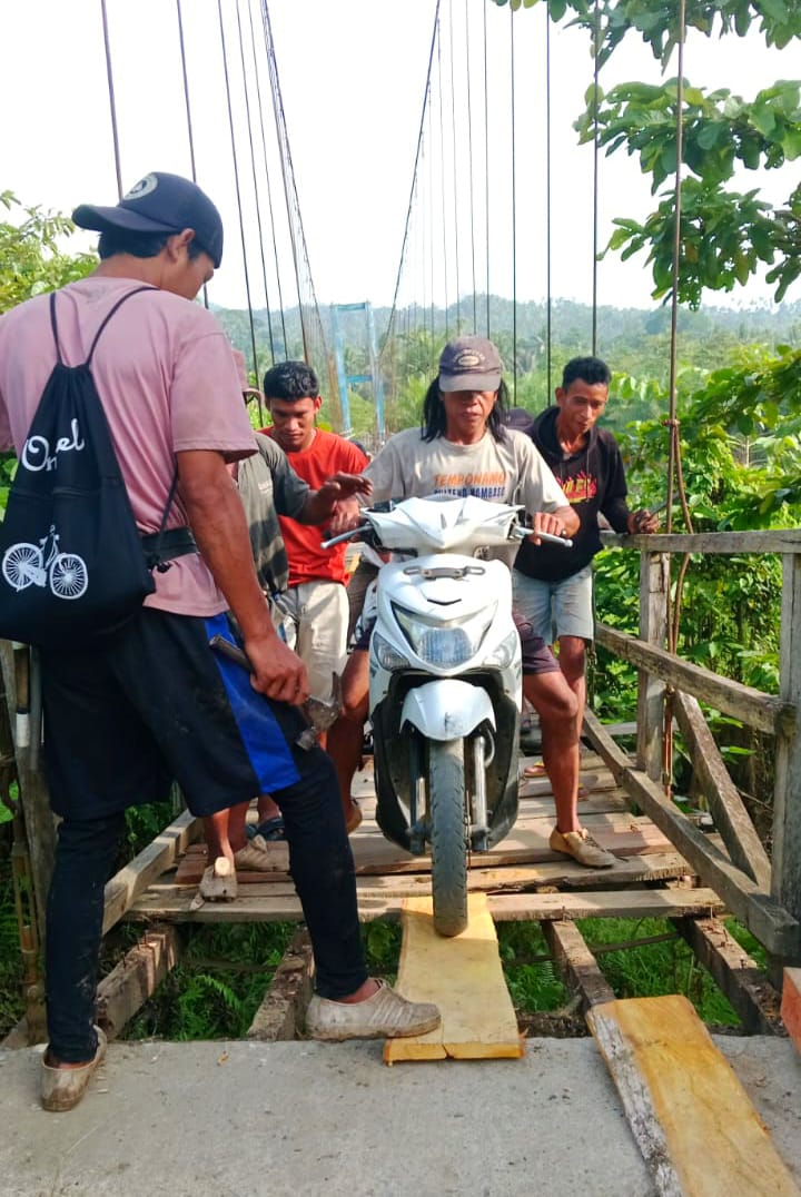 MEMBAHAYAKAN: Jembatan yang menghubungkan Desa Potugu di Kecamatan Momunu, Kabupaten Buol sangat mengkhawatirkan dan membahayakan.(FOTO: ISTIMEWA/RADAR PALU).