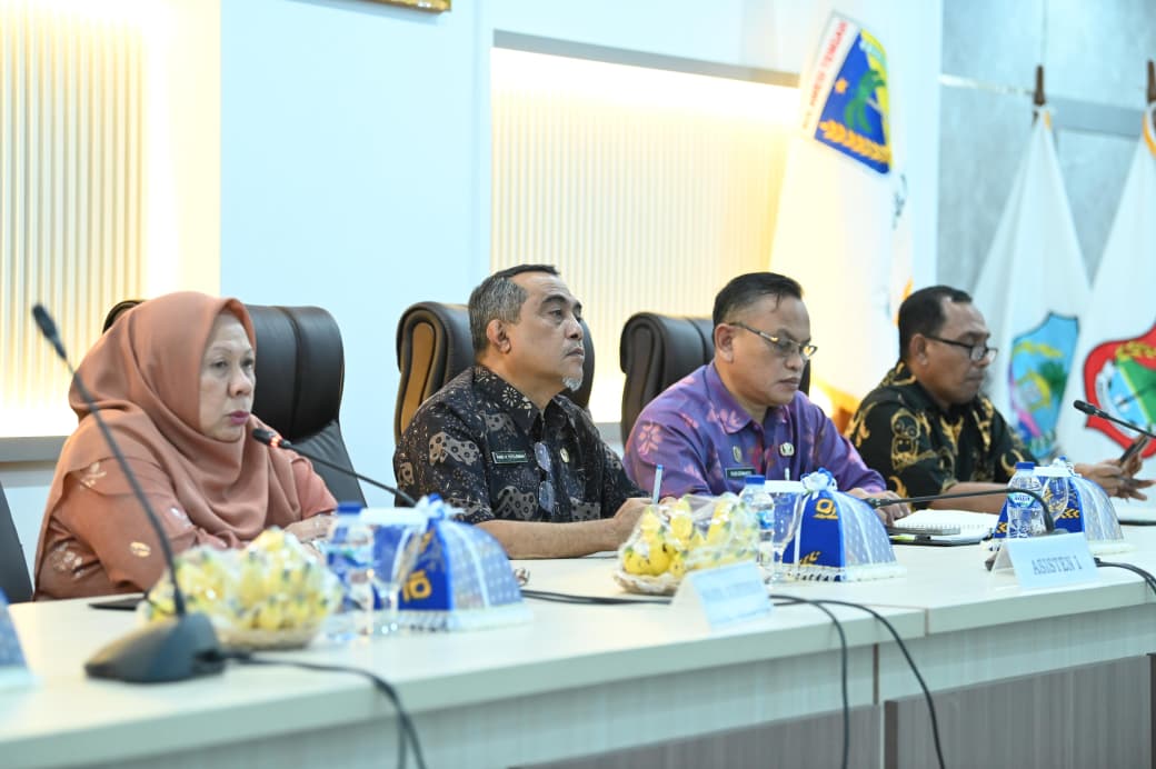 ARAHAN: Wagub Sulteng, dr Renny Lamadjido saat memberikan arahan pada rapat persiapan retreat pejabat eselon II Pemprov Sulteng.(FOTO: HUMAS DPRD SULTENG).