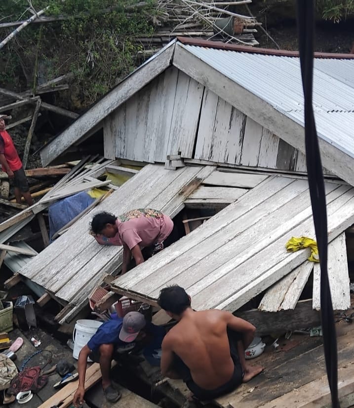 Warga setempat membersihkan rumah warga yang rusak berat akibat angin puting beliung di Desa Lindo, Kecamatan Batudaka, Kabupaten Tojo Una-una.