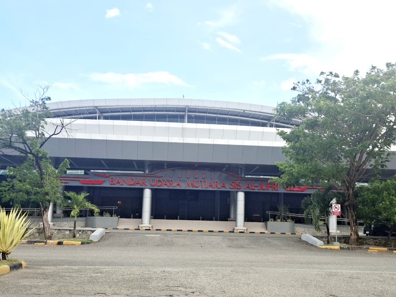 Bandara Mutiara Sis Al-Jufri Palu yang direncanakan akan diperluas runway-nya untuk mendukung peningkatan layanan penerbangan.