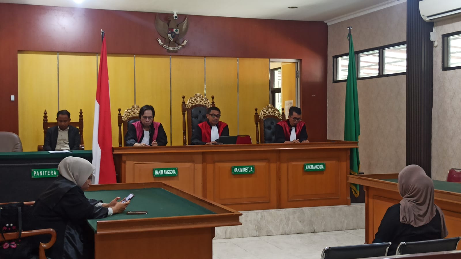 Suasana persidangan pembacaan putusan perkara penganiayaan di Pengadilan Negeri Palu, Rabu (4/2/2026), yang dipimpin Ketua Majelis Hakim Saiful Brow, S.H., di Ruang Sidang Tirta.