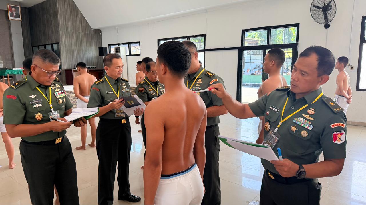 Tim pemeriksa Kodam XXIII/Palaka Wira melakukan pemeriksaan terhadap calon Bintara Prajurit Karier TNI AD pada Sidang Caba PK Gelombang I TA 2026.