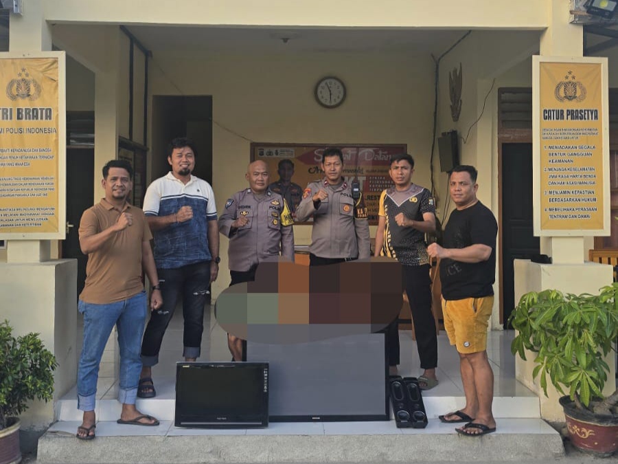 Polisi menunjukkan barang bukti hasil pencurian rumah kosong saat mengamankan dua pelaku dalam waktu kurang dari dua jam setelah laporan diterima.