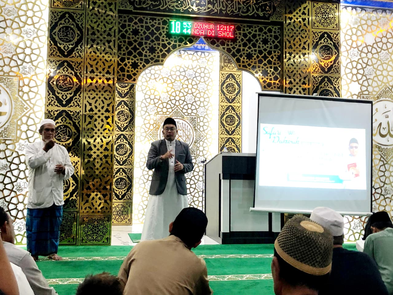Koh Jeffry menyampaikan kisah hijrahnya dalam Kajian Safari Dakwah di Palu yang digelar secara inklusif, Selasa (3/2/2026).