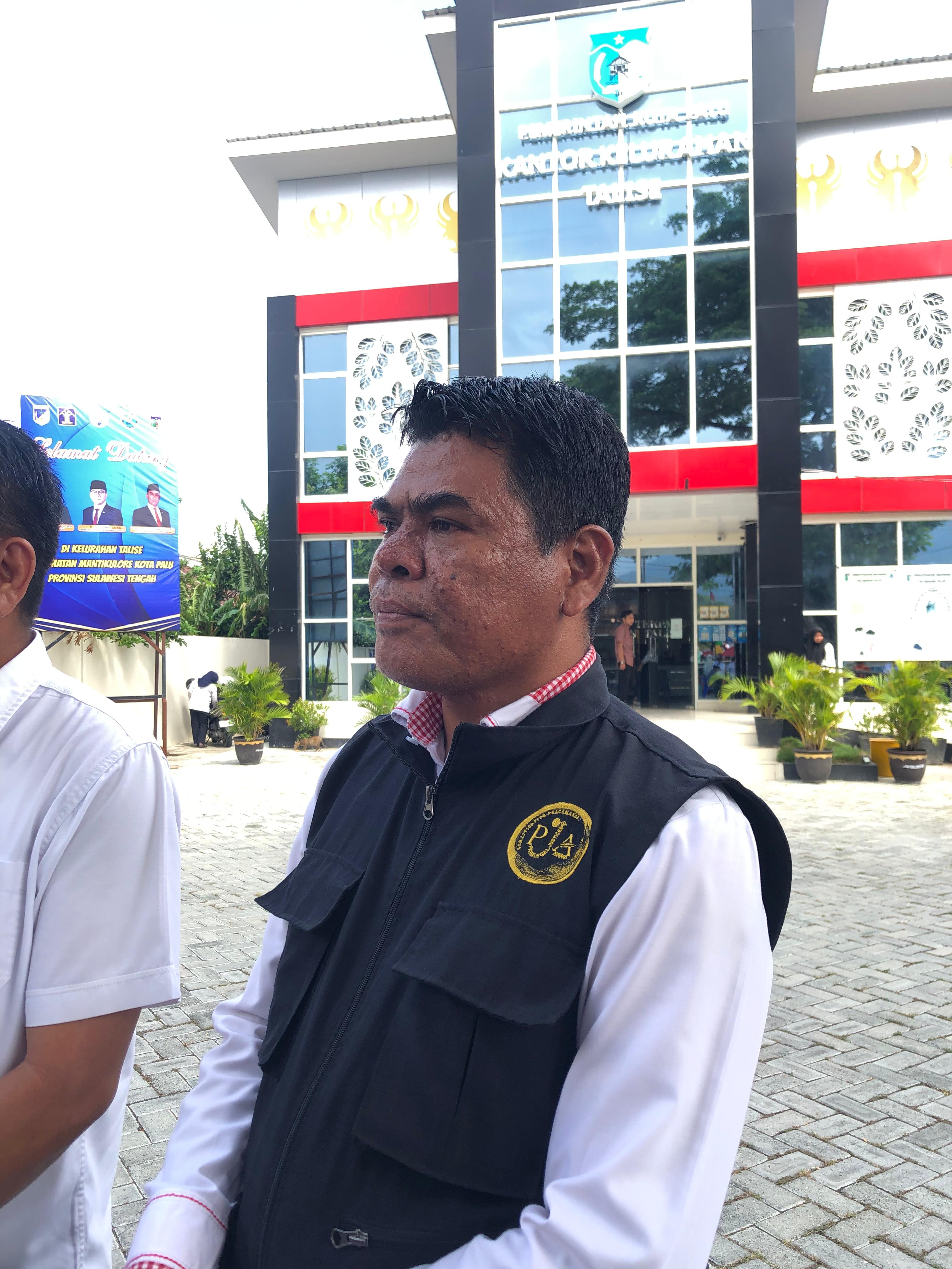Lurah Talise Mohammad Iqbal saat memberikan keterangan terkait pengelolaan parkir di kawasan Gelora Bumi Kaktus, Kota Palu. (Foto: Radar Palu)
