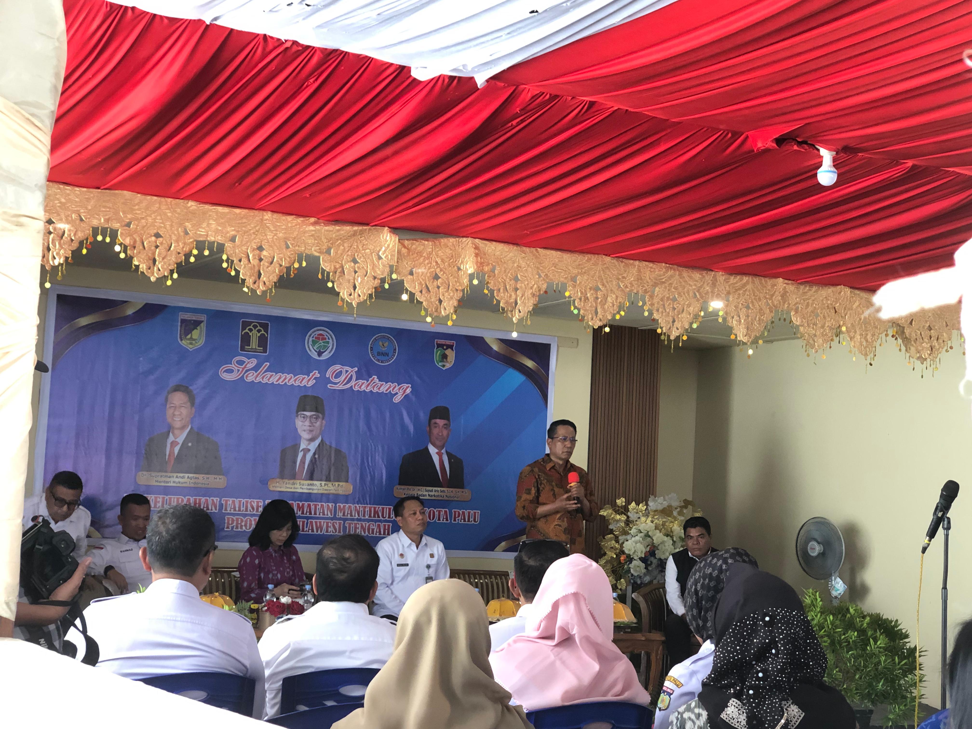 Menteri Hukum RI Supratman Andi Agtas meninjau Pos Bantuan Hukum Kelurahan Talise, Kota Palu.