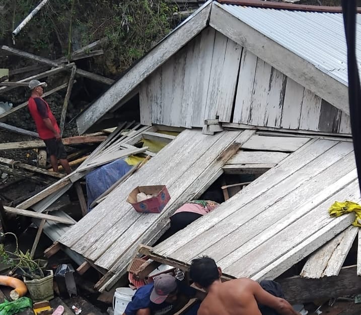 Kerusakan rumah warga akibat angin puting beliung di Desa Lindo, Kecamatan Batudaka, Kabupaten Tojo Una-una.