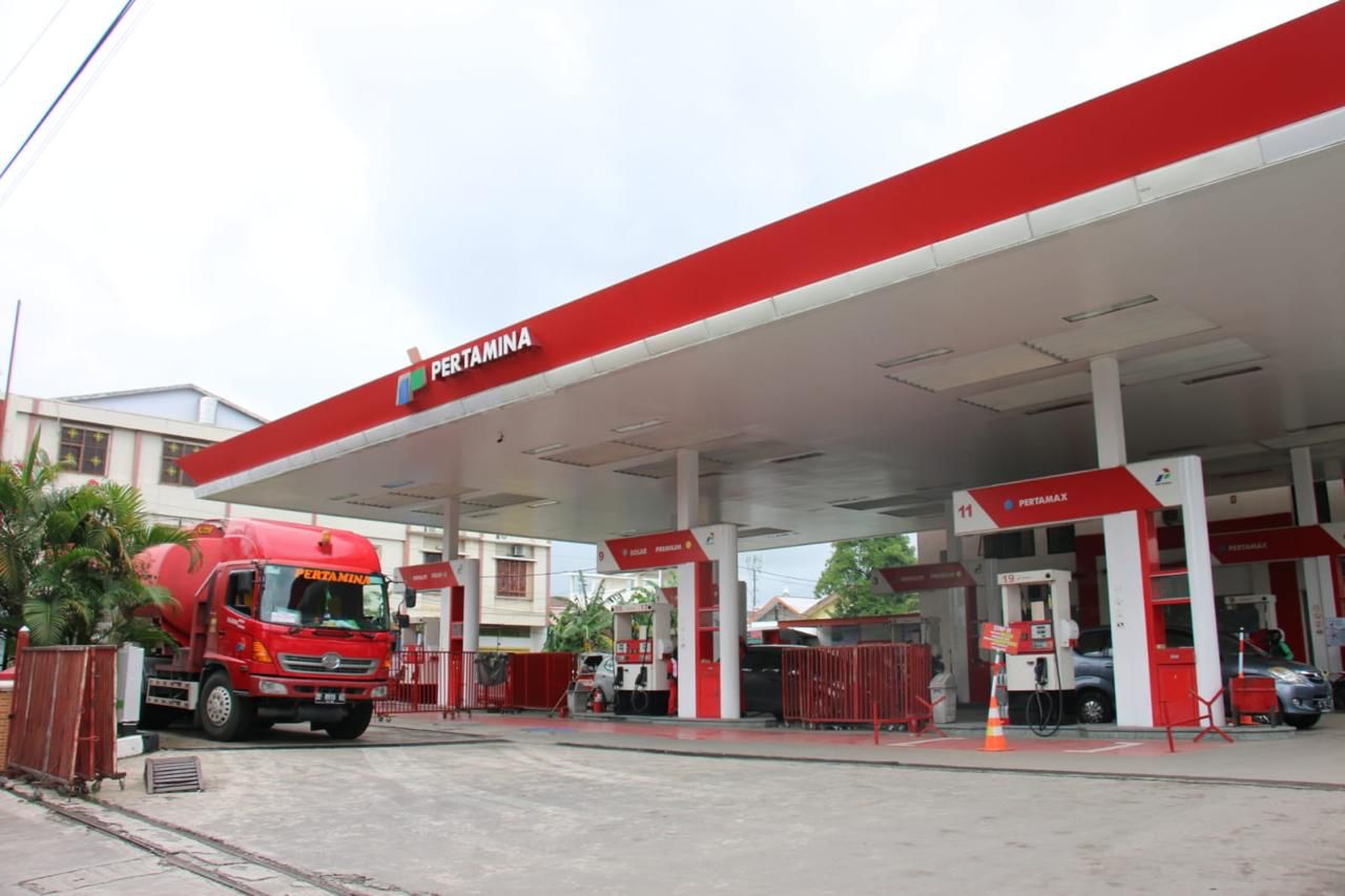 Petugas Pertamina Patra Niaga memantau distribusi BBM dan LPG ke wilayah Luwu Utara dan Luwu Timur pascapemulihan akses distribusi.