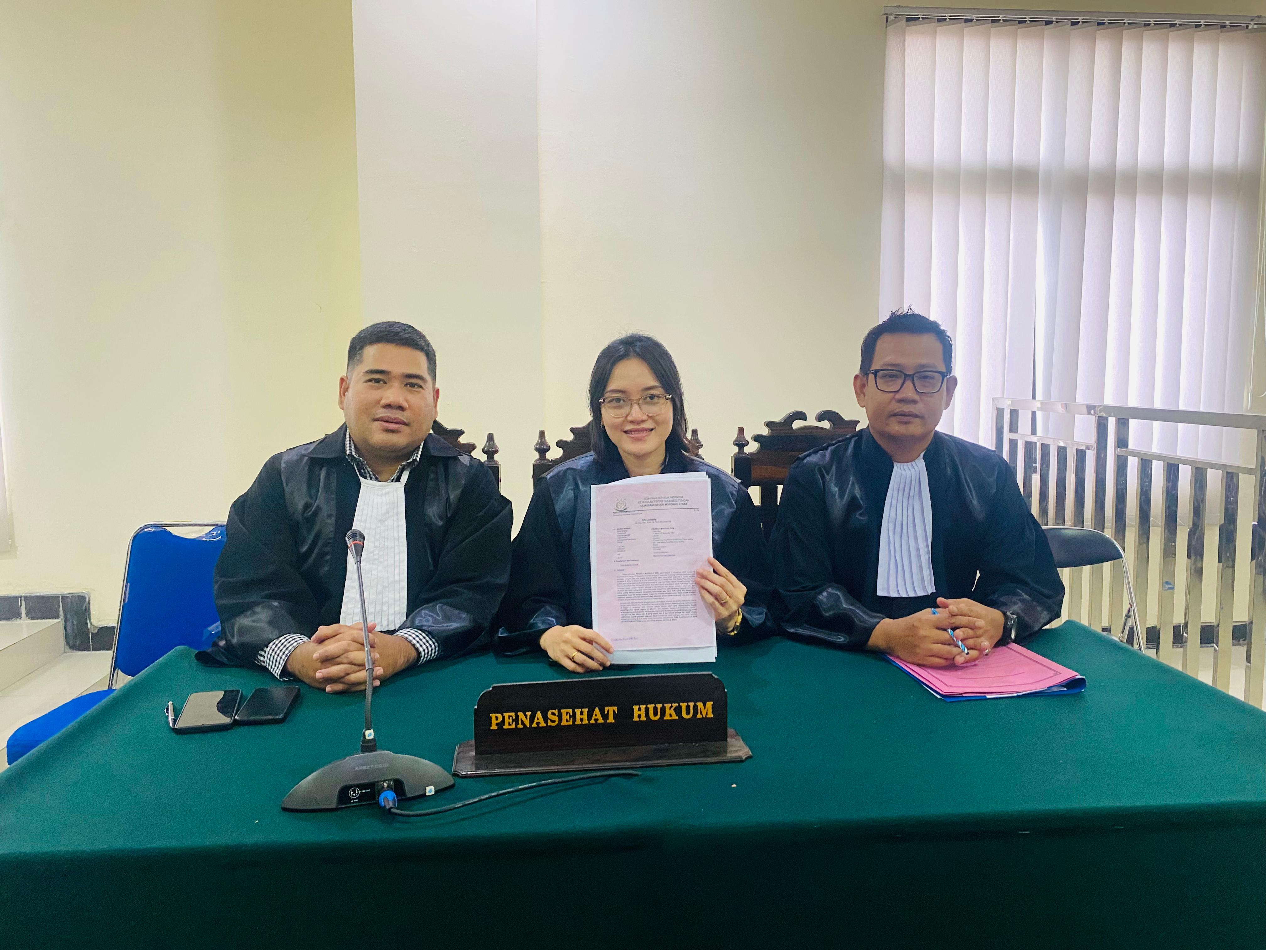 KUASA HUKUM : Para tim advokat dari Celebes Legal Center usai mendengarkan putusan PN Poso, Kamis (05/02/3036).(FOTO: ISTIMEWA/RADAR PALU).