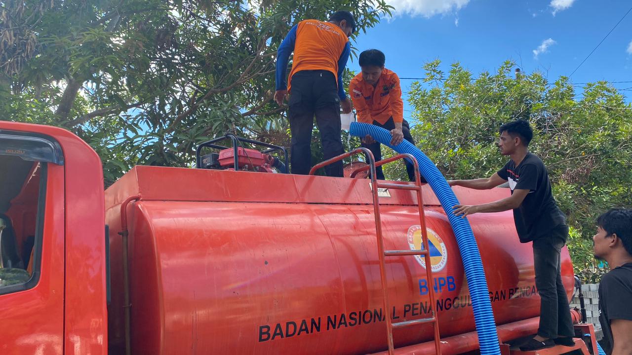 Distribusi air bersih menggunakan mobil tangki BPBD ke warga terdampak kekeringan di Desa Jonokalora, Parigi Barat.
