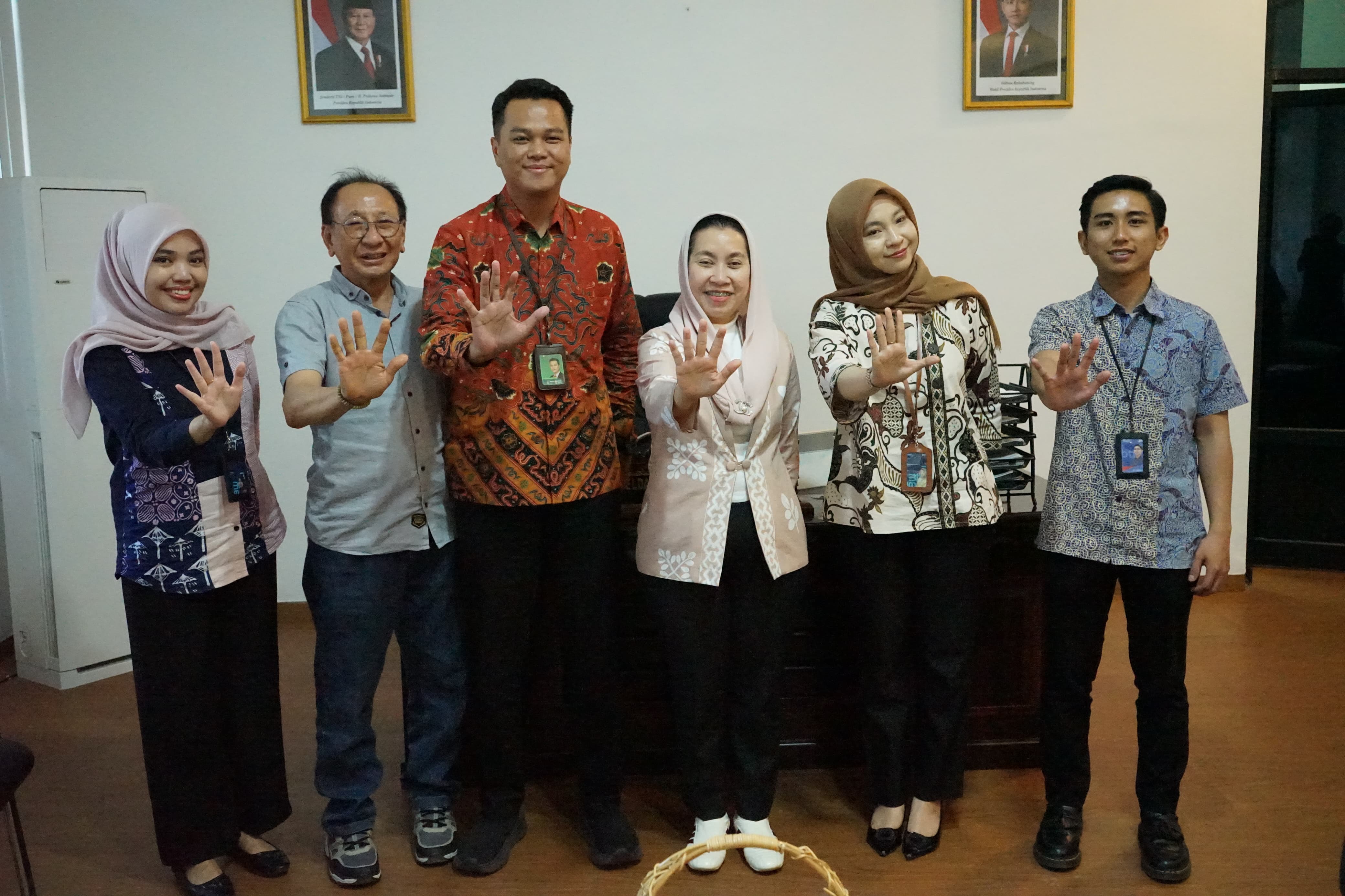 Wakil Wali Kota Palu, Imelda Liliana Muhidin, menerima kunjungan silaturahim Kepala Cabang Bank Syariah Nasional (BSN) Palu, Wahyu Ardimas, bersama jajaran staf, pada Kamis, 5 Februari 2026.