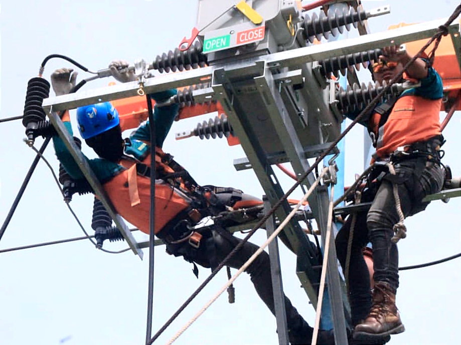 Petugas PLN saat melakukan perbaikan kelistrikan di wilayah Kota Palu.