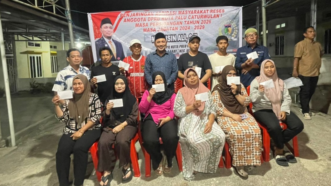 Anggota DPRD Kota Palu Muchsin Ali berfoto bersama warga BTN Villa Mas, Kelurahan Balaroa, usai menggelar reses triwulanan I tahun sidang 2026, Rabu (4/2) malam.