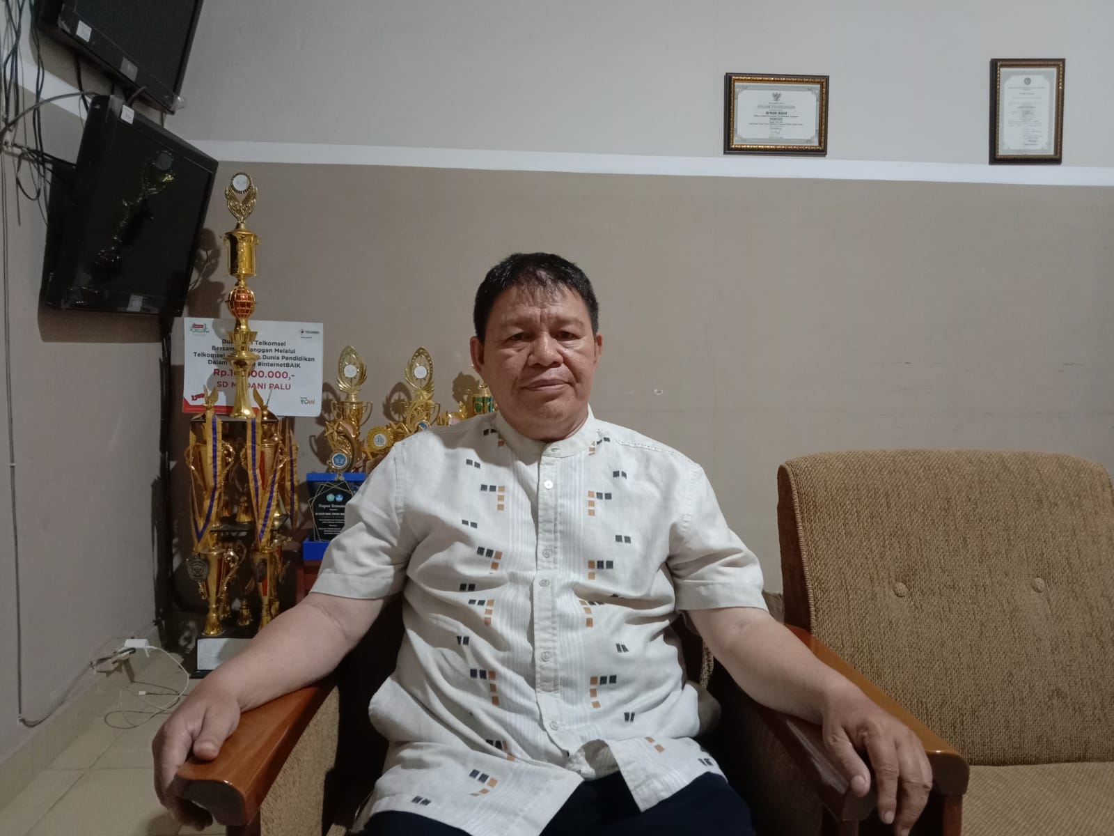 Kepala SDN Model Terpadu Madani Palu Hasan Mahmud Halibi saat menyampaikan strategi pengelolaan prestasi berbasis kolaborasi dan profesionalisme tim.