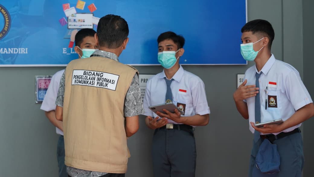 Petugas Diskominfosantik Kota Palu meninjau fasilitas wifi gratis di ruang pendidikan LPKA Kelas II Palu.