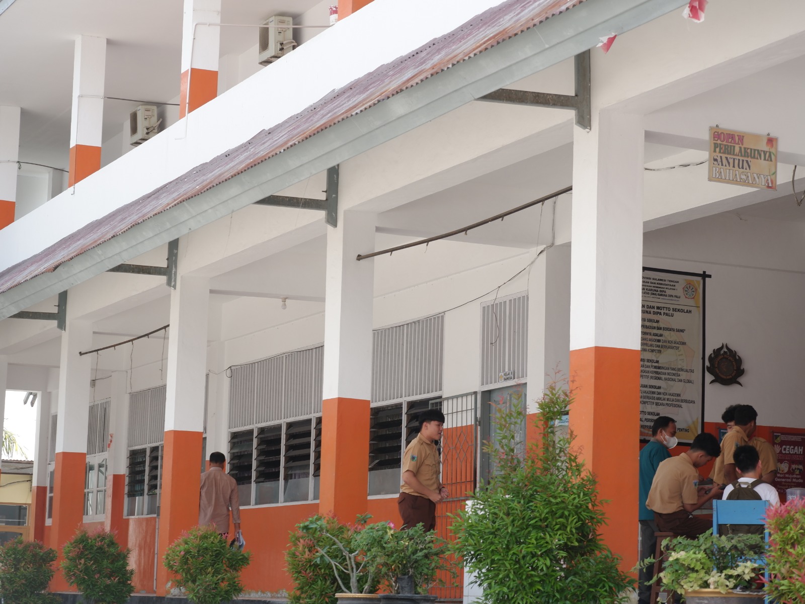 Suasana aktivitas belajar di SMA Karunadipa yang menampilkan keberagaman siswa dan tenaga pendidik.